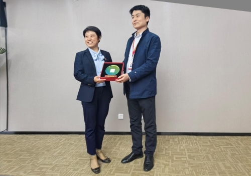 龙芯公司张戈副总经理代表公司向我们赠送纪念品